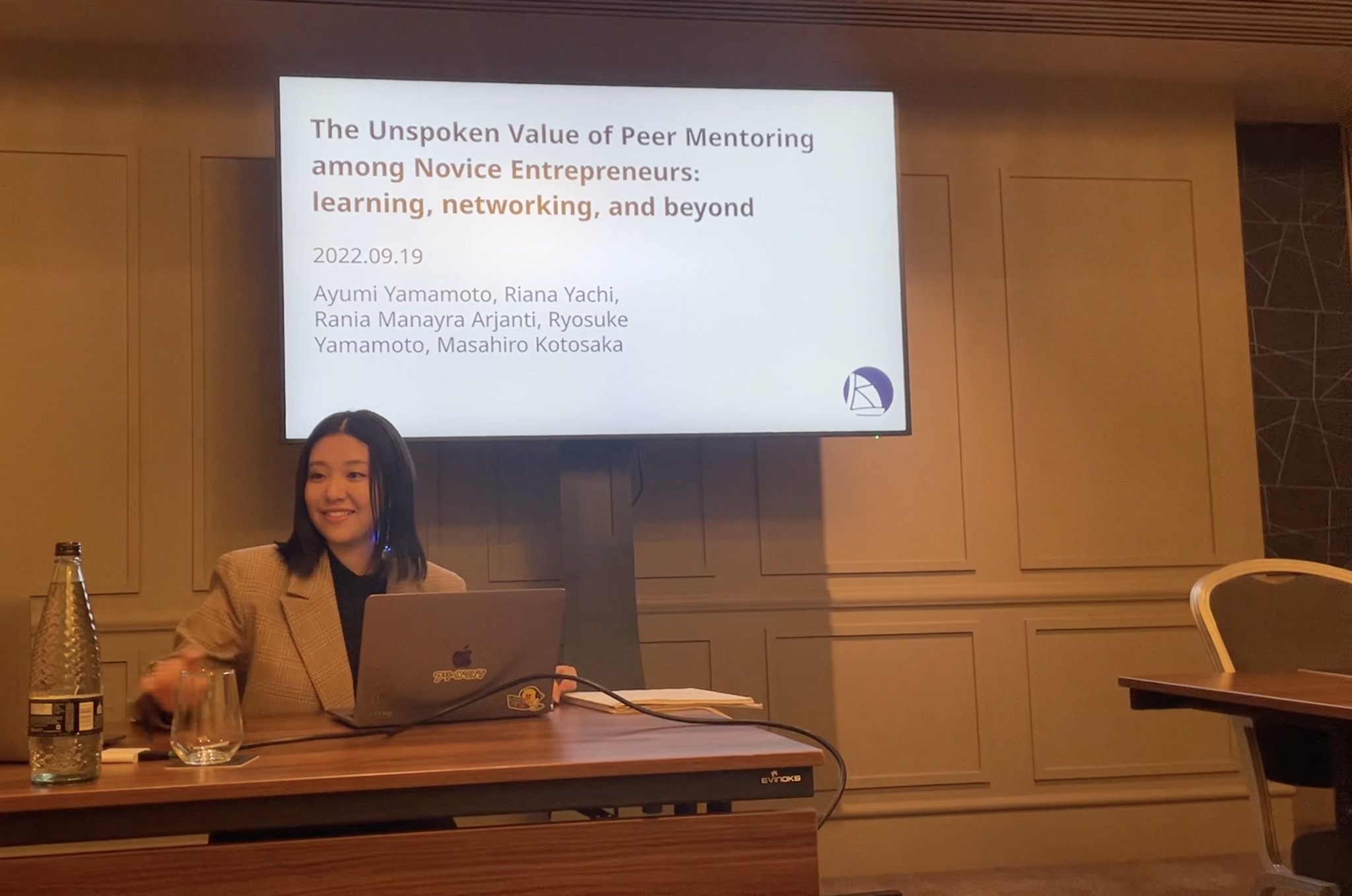 ロンドンで開催された Strategic Management Society（SMS）第42回年次大会のセッション会場で、共著発表を行う琴坂研究会の学部生メンバー（写真提供：MAKERS UNIVERSITY）