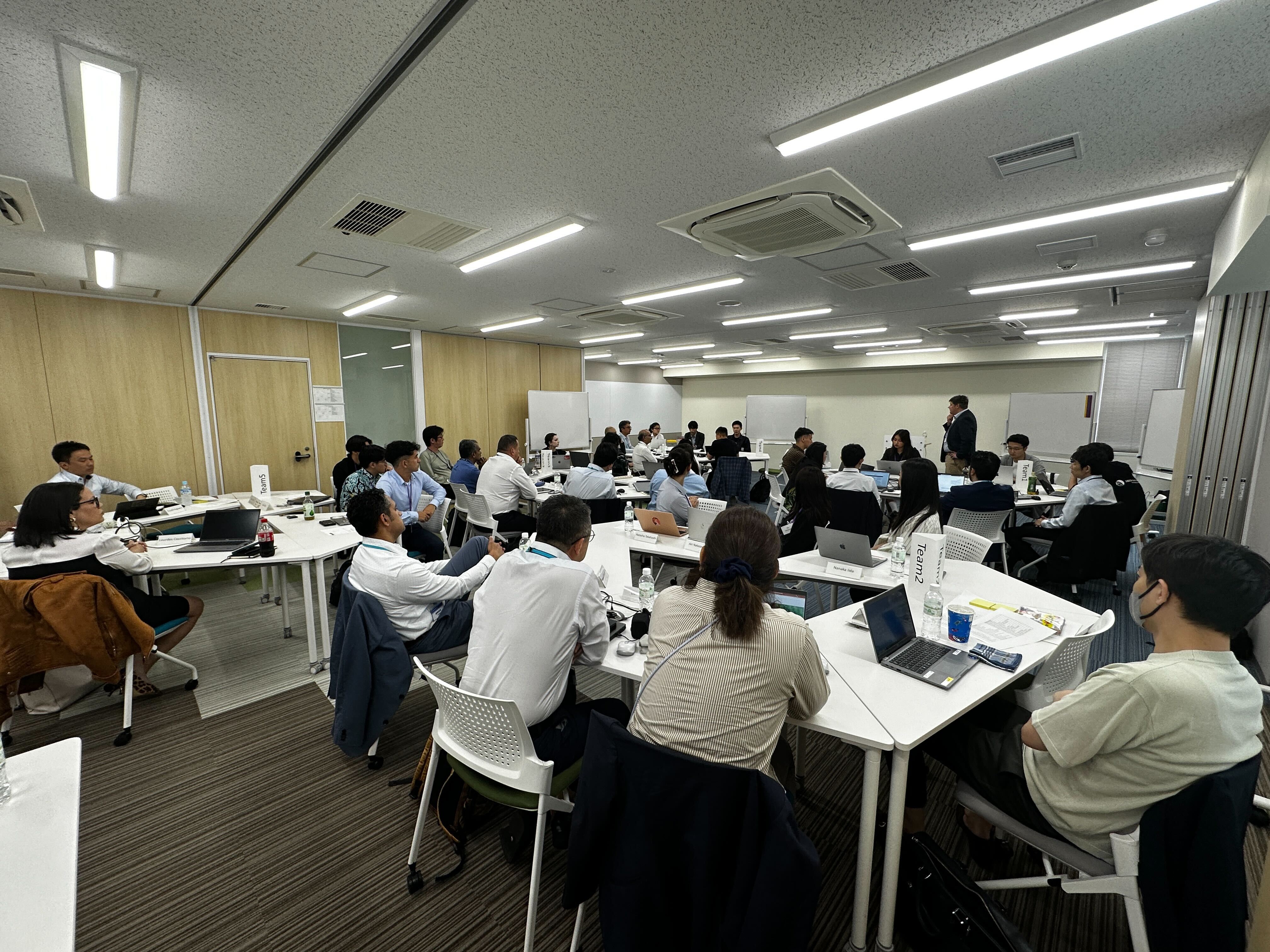 B2 students and Yokogawa executives in a parallel workshop session
