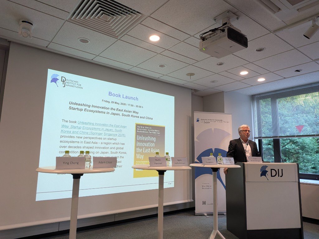 DIJ Tokyo での出版記念イベント冒頭。Franz Waldenberger 所長による開会の挨拶と本書の趣旨説明