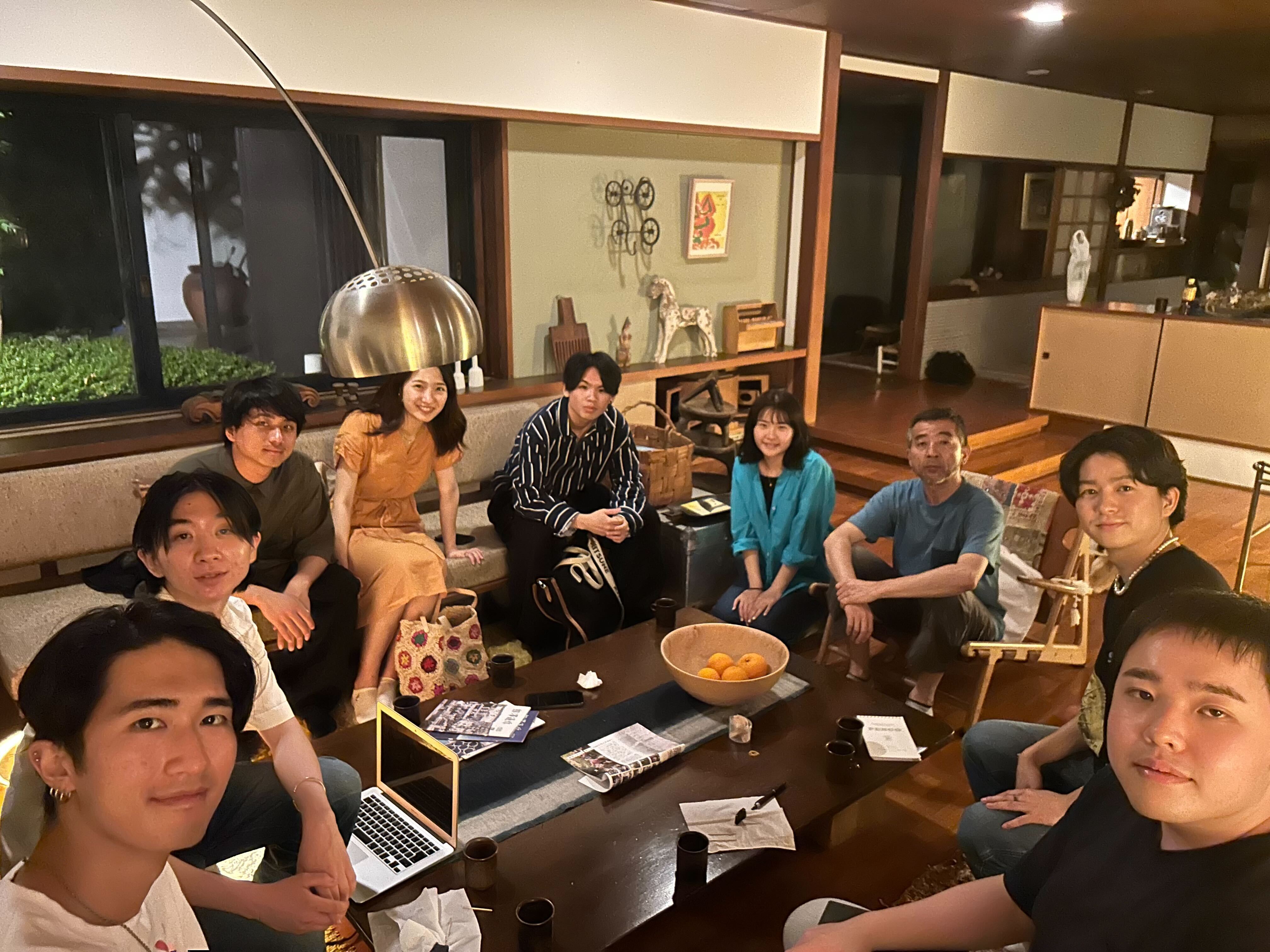 熊澤酒造の敷地内で開催された琴坂研究会のセッション集合写真