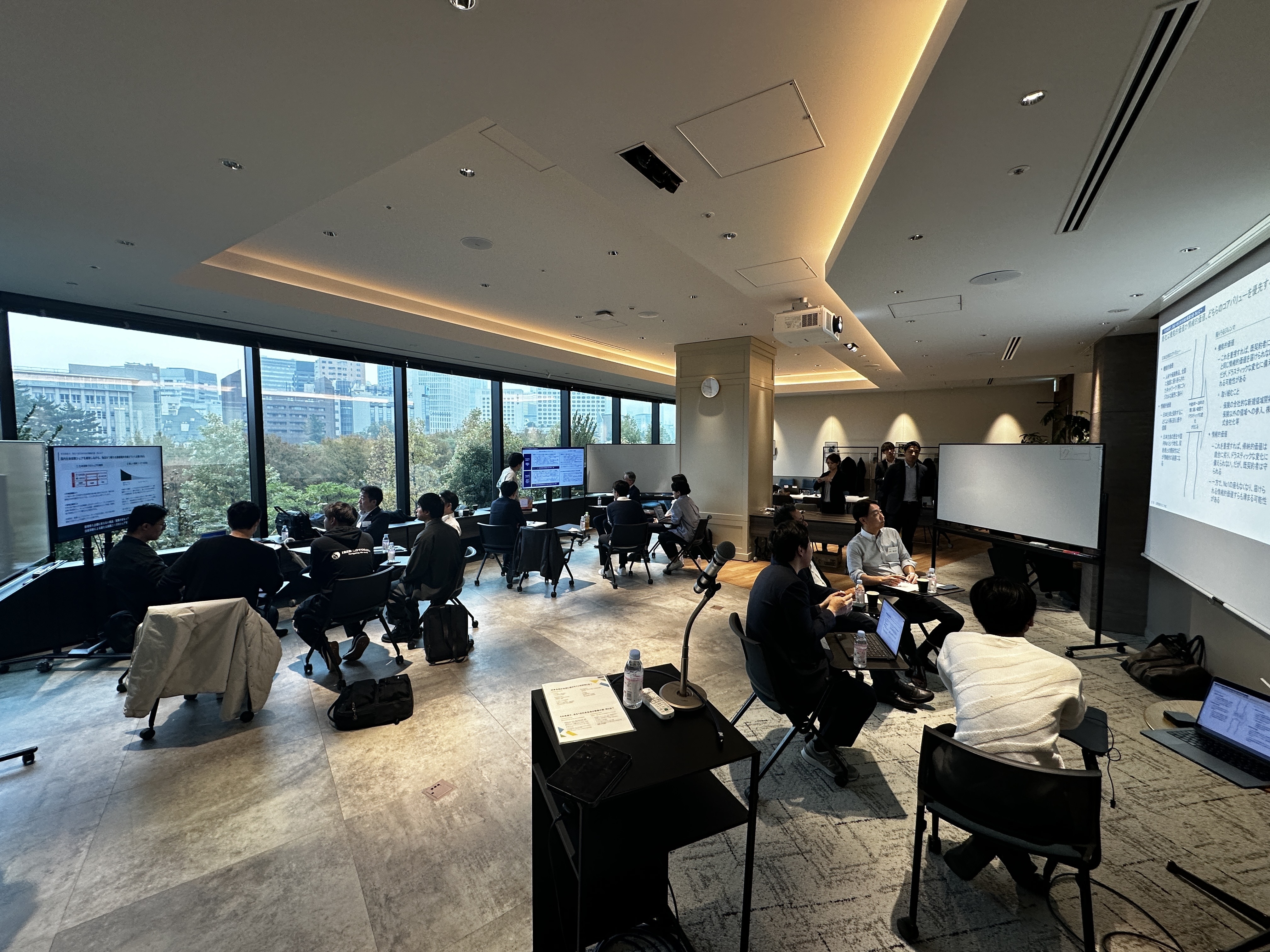 日本生命保険相互会社との初回合同セッションの集合写真（コモレ四谷）