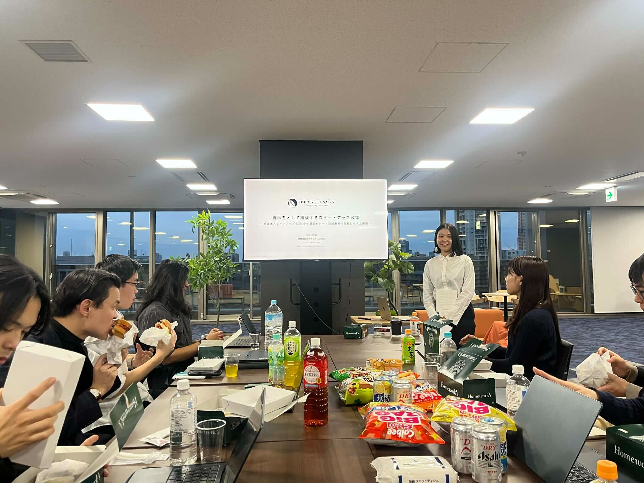 KBS 芦澤ゼミと琴坂ゼミの合同ゼミ集合写真（慶應義塾三田キャンパス）