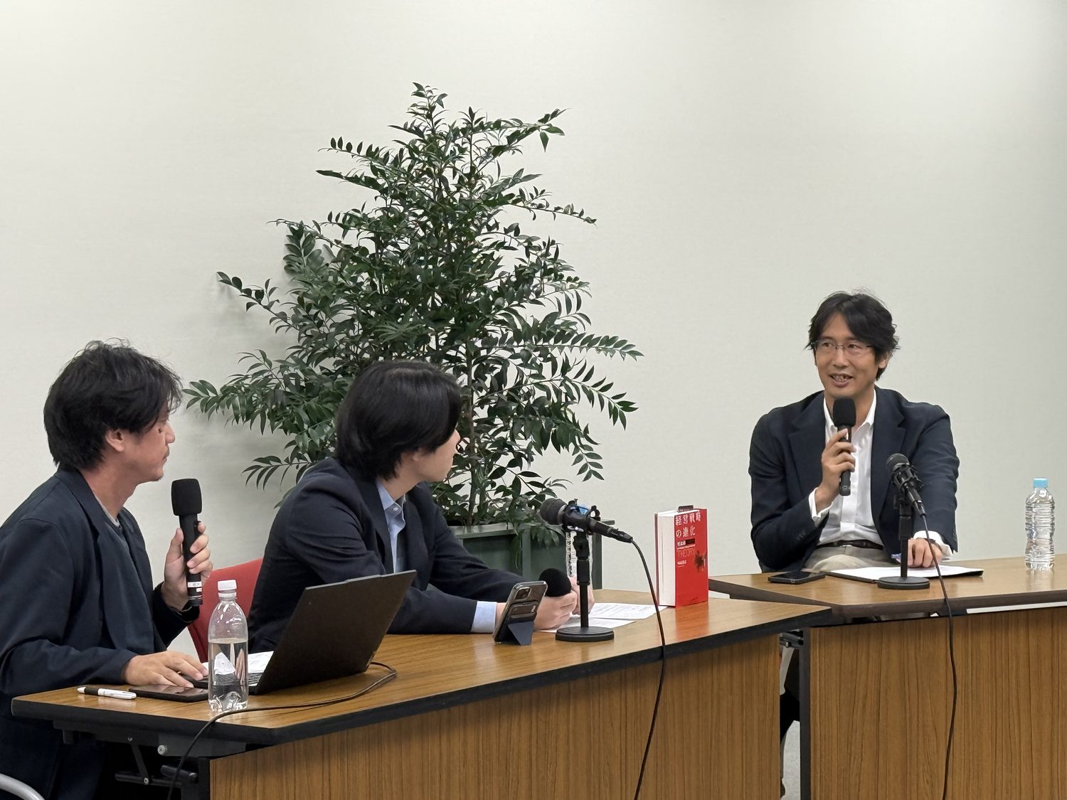 登壇者3名。右が琴坂将広、中央・左が伊藤和真氏と司会の梅山氏（株式会社PoliPoli）。
