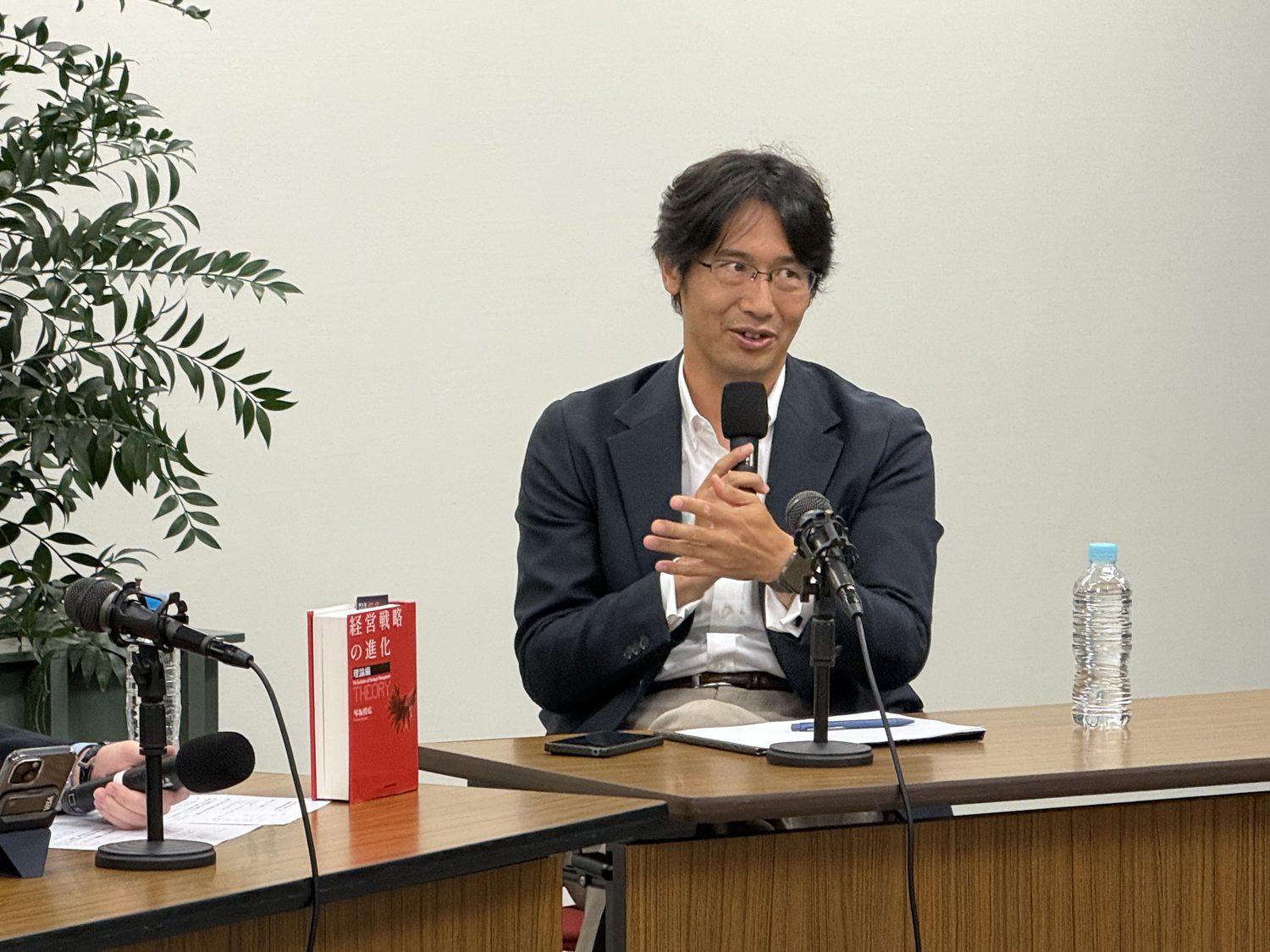 新刊『経営戦略の進化〈理論編〉』（東洋経済新報社）を傍らに話す琴坂将広。