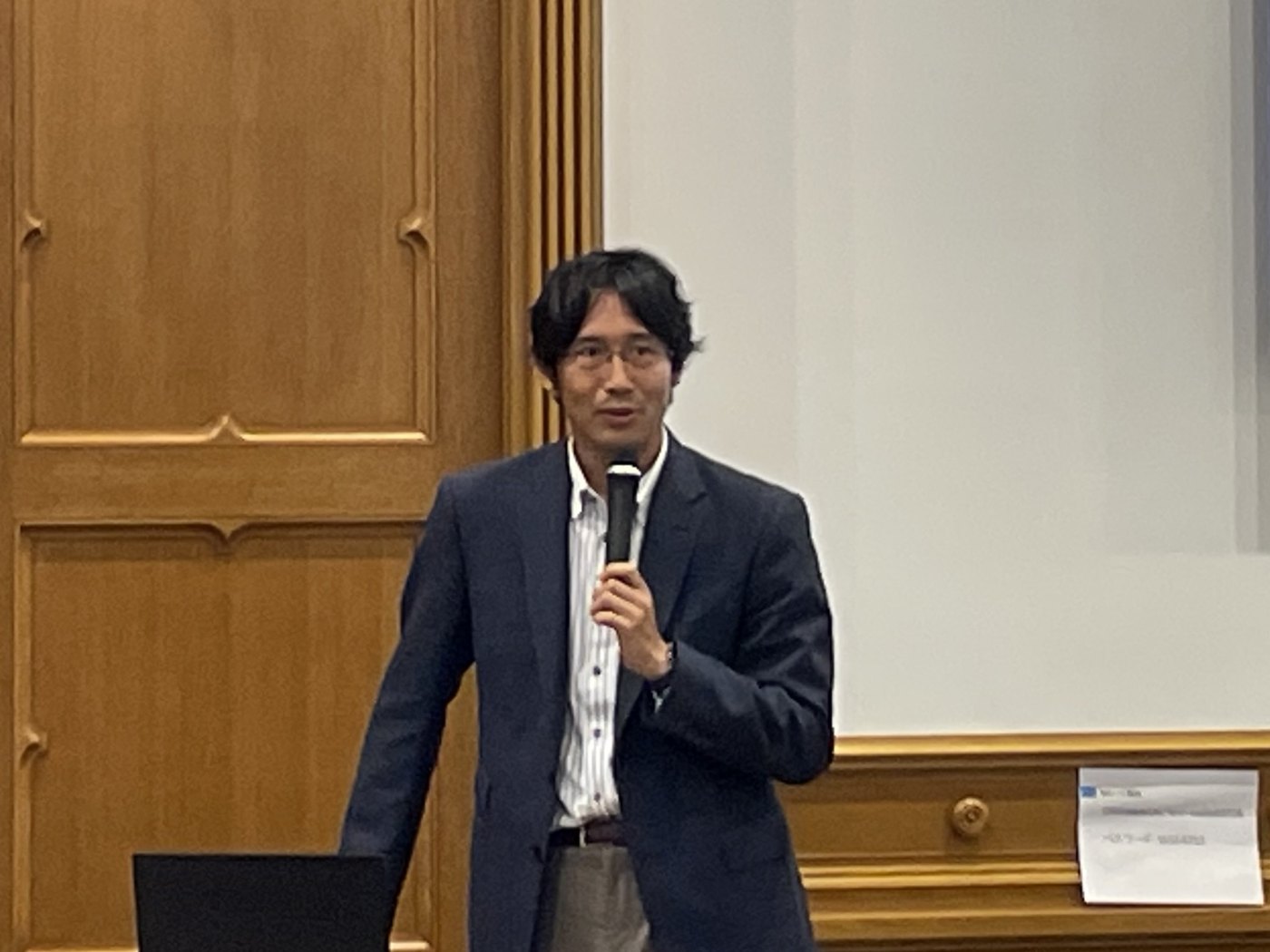 慶應義塾大学三田キャンパス東館で開催された第2回研究会で講義を行う琴坂将広。