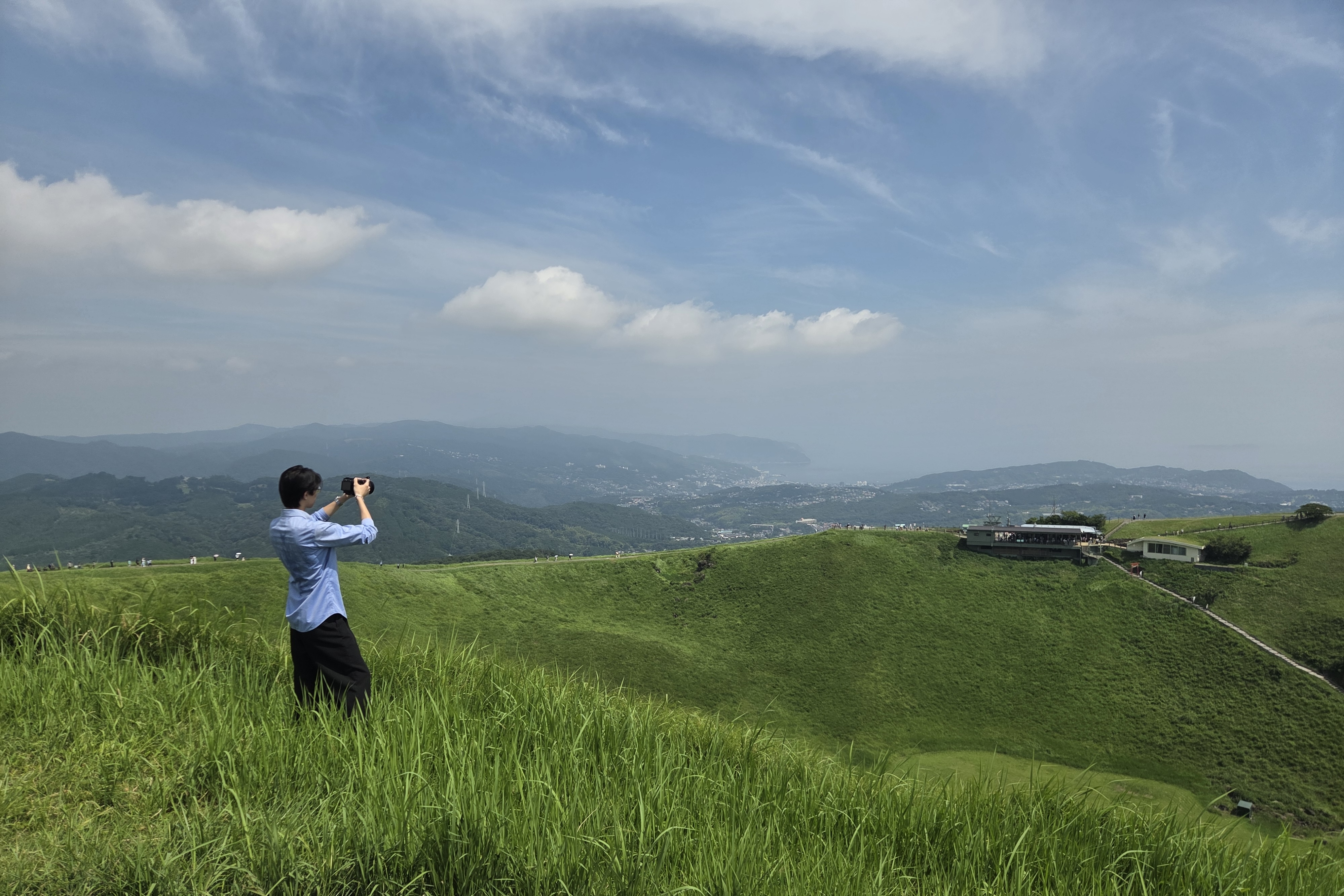 静岡県伊東市・大室山の草原から相模灘を望む風景（2026年度琴坂研究会 夏合宿）