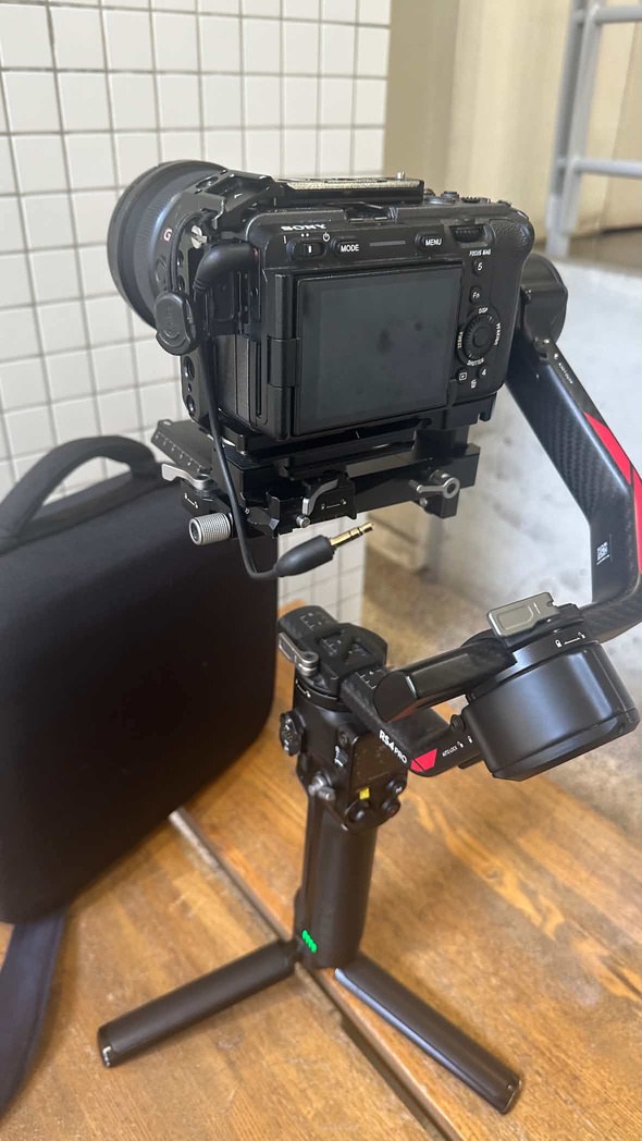 ジンバルに搭載されたSony FX3シネマラインカメラの撮影機材。