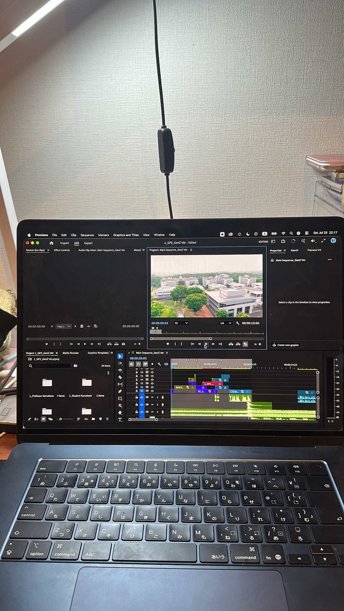 ノートPC上のAdobe Premiere Proのタイムライン。SFCの空撮カットがプレビューに表示されている。